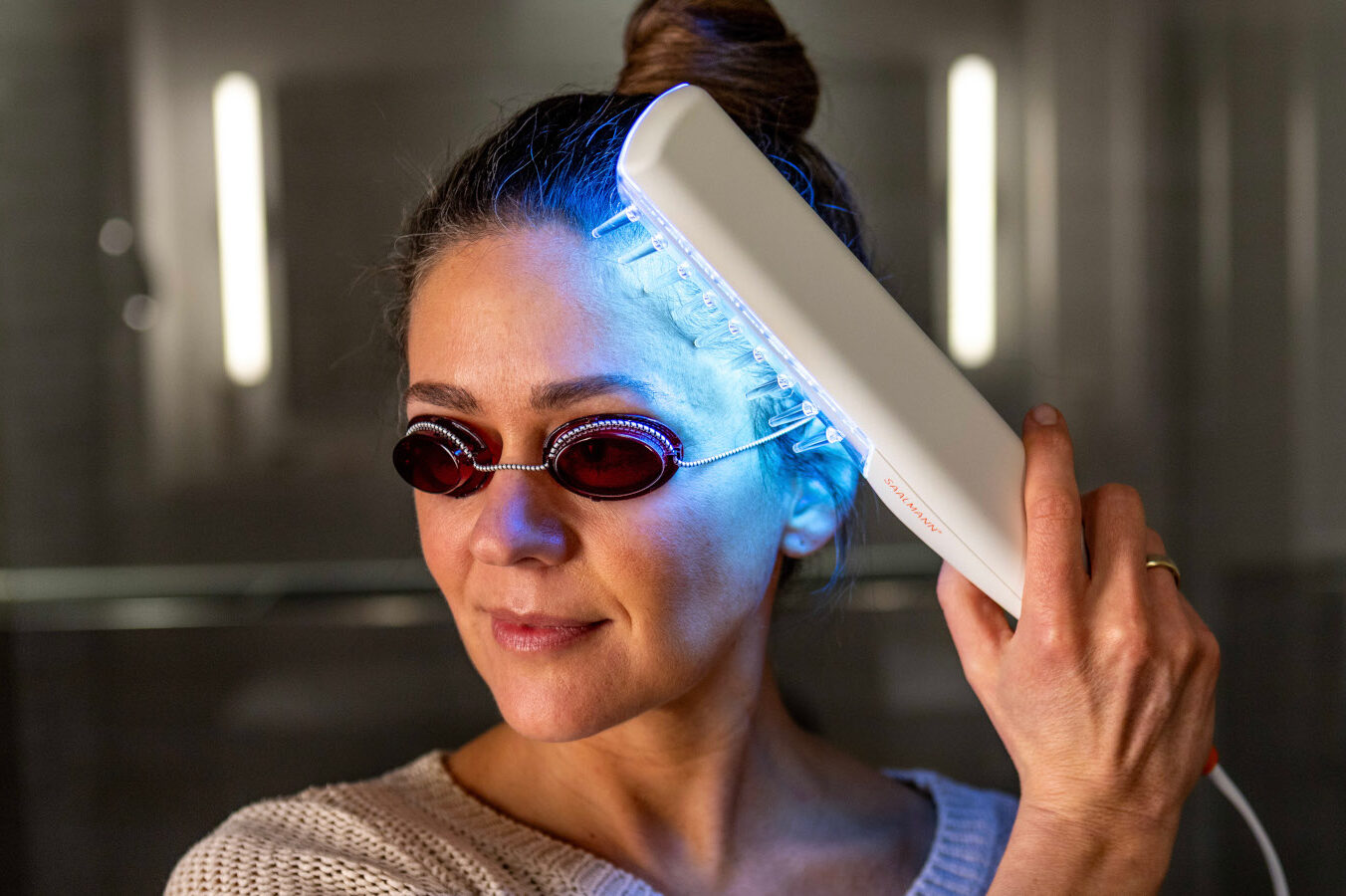 Behandlung des Haaransatzes mit dem Saalux UV-Kamm und der UV-Phototherapie
