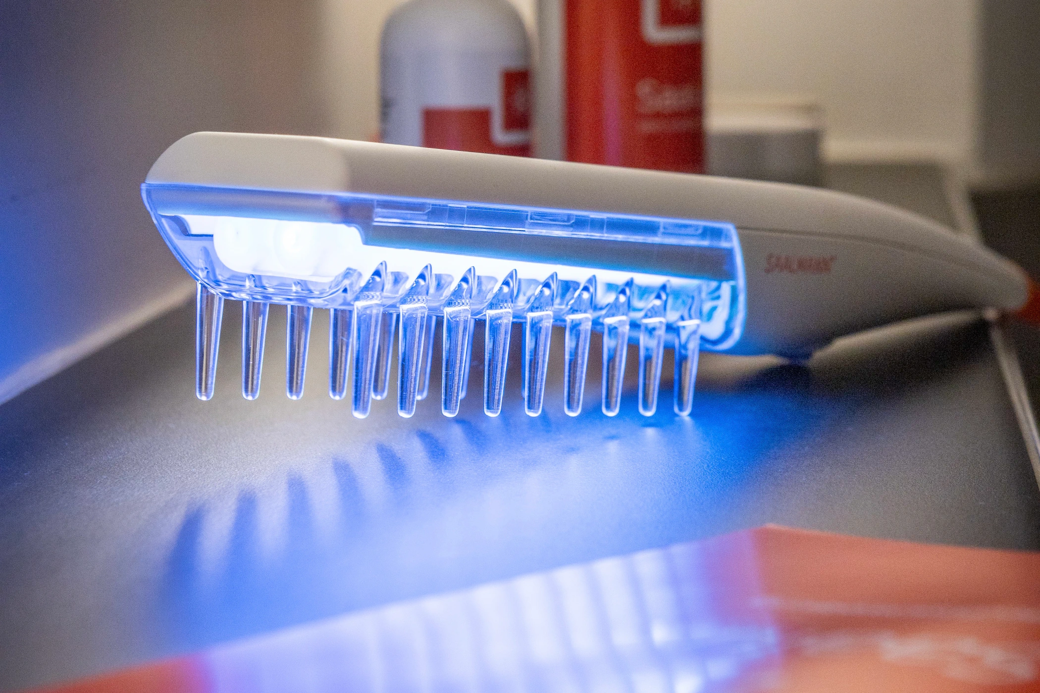 UV-B 311nm Schmalbandtherapie mit dem Saalux UV-Kamm
